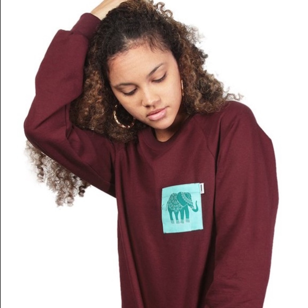 Women’s xs burgundy crew neck with elephant print pocket